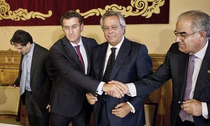 Feijóo junto al representante de Pemex (izquierda), Ramón Aguirre (centro) y García Acosta.