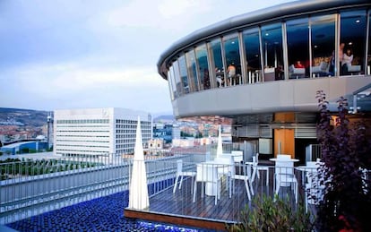 Salón y terraza de Panoramic 360, en Granada, el primer restaurante giratorio de España.