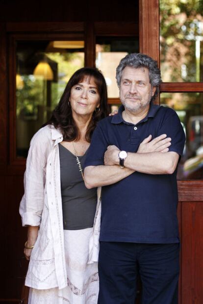 María del Mar Bonet y Manel Camp posan  en la entrada de un restaurante madrileño.