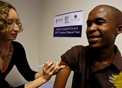 Una doctora administra a un paciente un tratamiento contra el sida en Ciudad del Cabo (Suráfrica).