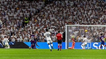 Bellingham, durante el gol que ha dado la victoria al Real Madrid, este domingo en el Bernabéu.