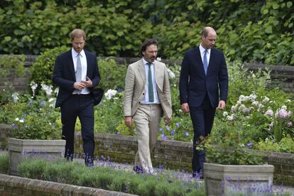 Los príncipes Guillermo, a la derecha, y Enrique caminan con el paisajista Pip Morrison tras la inauguración de la estatua de la princesa Diana, en el jardín del palacio de Kensington.