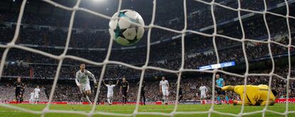 El delantero del Real Madrid Cristiano Ronaldo marca el gol del Real Madrid.