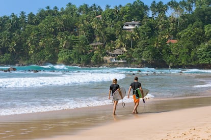 Dos surfistas en una playa de Mirissa.