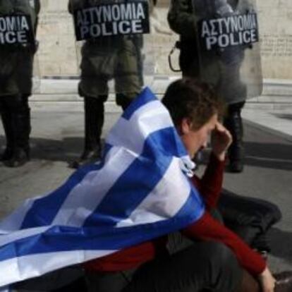 Un manifestante griego en contra de los recortes