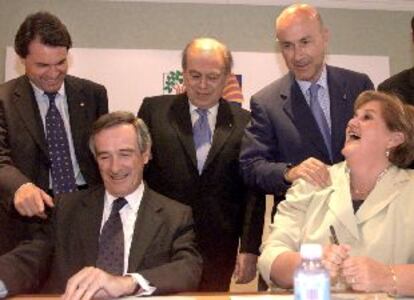 Los dirigentes de CiU, Mas, Pujol y Duran (de pie), junto a Trias y De Gispert, ayer, en la firma del pacto.