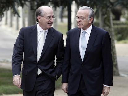Antonio Brufau, presidente de Repsol, e Isidro Fainé, presidente de La Caixa, antes de la cumbre de grandes empresas celebrada en La Moncloa en noviembre pasado.