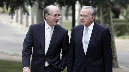 Antonio Brufau, presidente de Repsol, e Isidro Fainé, presidente de La Caixa, antes de la cumbre de grandes empresas celebrada en La Moncloa en noviembre pasado.