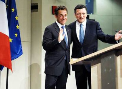 El presidente francés, Nicolas Sarkozy (izquierda), y el de la Comisión Europea, José Manuel Durão Barroso, ayer en Bruselas.