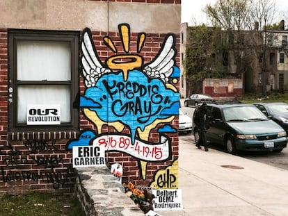 Los grafiteros neoyorquinos 2ESAE y VEW realizaron hace pocos d&iacute;as esta pintada cerca del lugar en que Gray fue arrestado