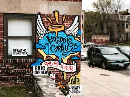 Los grafiteros neoyorquinos 2ESAE y VEW realizaron hace pocos días esta pintada cerca del lugar en que Gray fue arrestado
