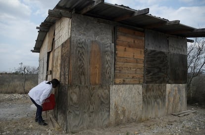 La familia desesperada buscó a la joven en una pequeña comunidad de casas destartaladas y construcciones sin terminar.