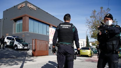 Agentes de la Guardia Civil custodian la sede de una de las empresas investigadas en el marco de la caso Voloh, en una imagen de archivo.