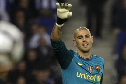 Víctor Valdés, durante el partido ante el Espanyol.