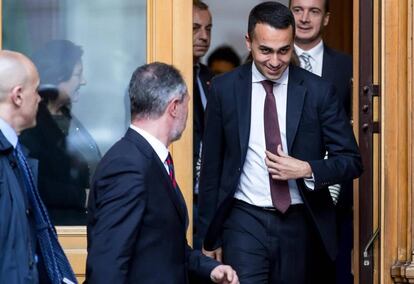 Luigi Di Maio, líder del Movimiento 5 Estrellas, abandona la reunión con la presidenta del Senado italiano.