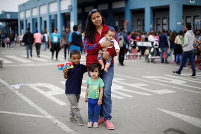 Elizabeth Rondón, de 28 anos, saiu de Maracaibo (Venezuela) em direção a Trujillo (Peru) com seus filhos Luis, de 5, Samantha, de 2 e Samuel, de quatro meses. Desde março, Elizabeth decidiu dar aula a seus filhos em casa por causa das más condições das escolas. "Não tem água nos banhos nem para beber". Além disso, conta que a decisão de emigrar foi tomada pelo desafio que é ser mãe na Venezuela atualmente: "Está tão cansada de tudo o que faz durante o dia. Cuidar das crianças, lavar sua roupa, encontrar comida e ter que lutar com um corte de energia na noite sabendo que durará pelo menos 12 horas". A sentença elétrica prolongou-se desde março até junho na cidade de Maracaibo.