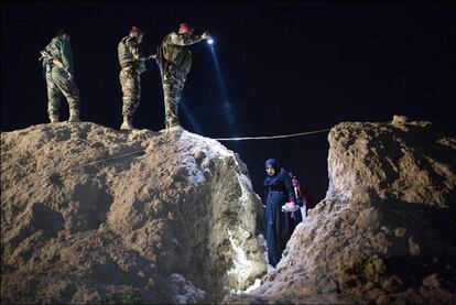 Una embarazada es sorprendida cruzando la frontera en Doogrdkan (Irak) en 2016.