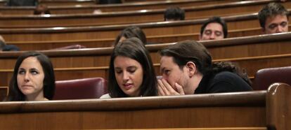 El l&iacute;der de Unidos-Podemos, Pablo Iglesias, conversa con la portavoz de la formaci&oacute;n, Irene Montero.