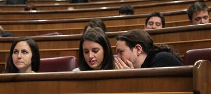 El líder de Unidos-Podemos, Pablo Iglesias, conversa con la portavoz de la formación, Irene Montero.