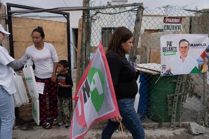 Militantes del PRI durante un recorrido de Manolo Jiménez por Saltillo.