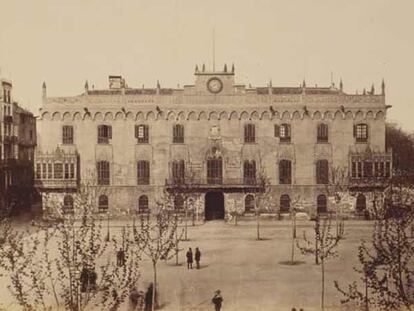 Joan Martí fotografió el palacio que dio nombre a la plaza de Pla del Palau un año antes antes de incendiarse.