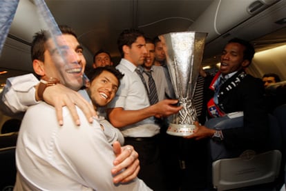 Reyes, Agüero, Raúl García, Domínguez y Assunçao posan con el trofeo de la Liga Europa.