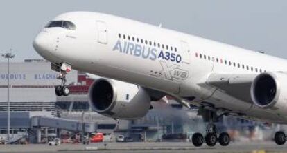 Un Airbus A350 despega desde la fábrica del consorcio europeo en Colomiers, cerca de la ciudad francesa de Toulouse.