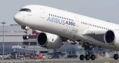 Un Airbus A350 despega desde la fábrica del consorcio europeo en  Colomiers, cerca de la ciudad francesa de Toulouse.
 