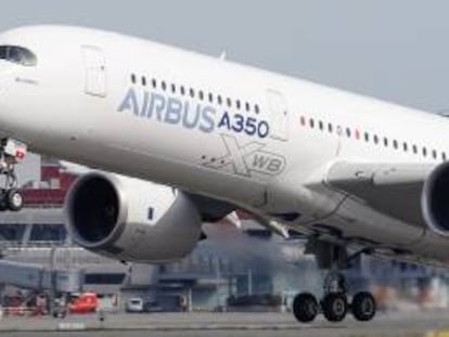 Un Airbus A350 despega desde la fábrica del consorcio europeo en  Colomiers, cerca de la ciudad francesa de Toulouse.
 