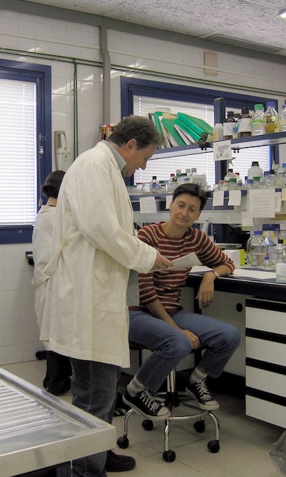 Jaime Gosálvez y la doctora Carmen López-Fernández en el laboratorio de Halotech DNA.