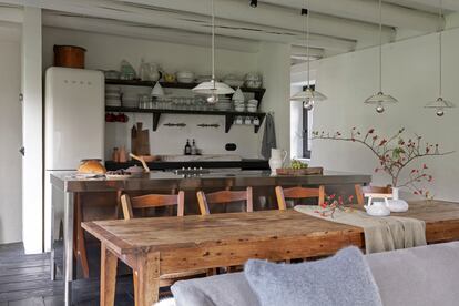 El espacio abierto de la cocina. Las lámparas de suspensión son el modelo Switch, diseño de Klijn & Klijn para Serax.