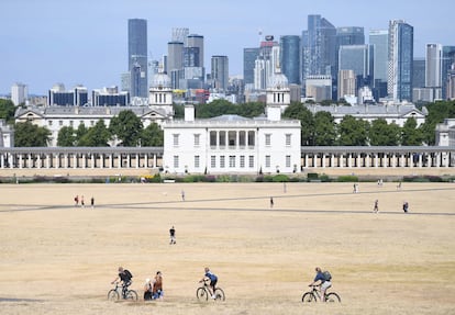 People walk on parched ground in Greenwich Park in London, Britain, 06 August 2022