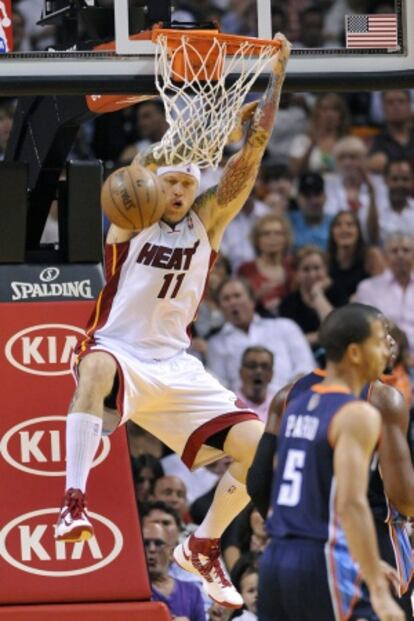 Chris Andersen, de los Heat, machaca ante Charlotte.