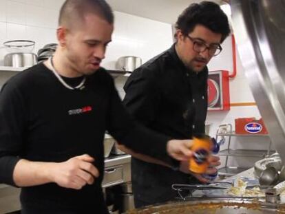 A la izquierda, David Mu&ntilde;oz mientras preparaba la cena.