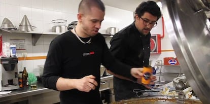 A la izquierda, David Muñoz mientras preparaba la cena.