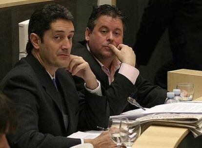 El diputado de Hacienda guipuzcoano, Pello González, de EA (en primer término), junto a su compañero Iñaki Galdos, en las Juntas.