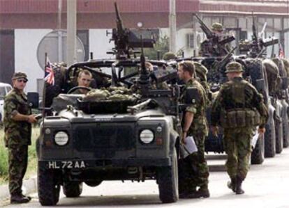 Soldados británicos se preparan para patrullar cerca de Skopje