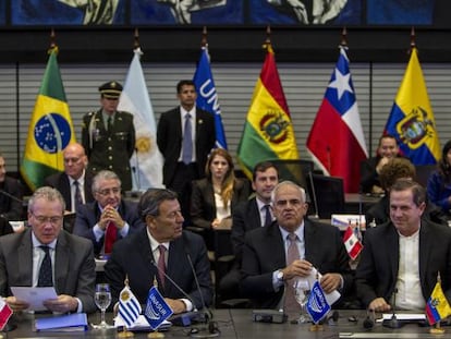 Os ministros de exteriores de Uruguai, Peru e Equador, na reunião da Unasul.