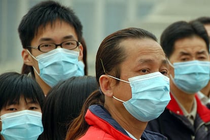 Las autoridades chinas han anunciado que recurrirán a la lluvia artificial para limpiar la ciudad. La Oficina Central de Meteorología se prepara para "bombardear" las nubes sobre Pekín con yoduro de plata y otras sustancias para que reaccionen con el vapor, hagan llover y despejen la ciudad de su manto amarillo.