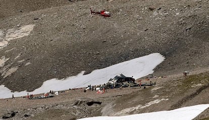 Un helicóptero, en el lugar del accidente de avión de este domingo en Suiza. 