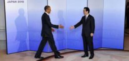 El primer ministro de Japón, Naoto Kan, da la bienvenida al presidente de EE UU, Barack Obama, a la cumbre de la APEC en Yokohama