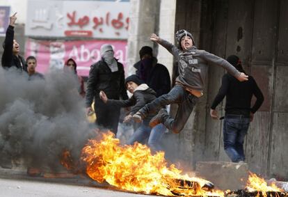 Enfrentamientos entre palestinos y soldados israelíes durante una manifestación para apoyar al presidente Mahmoud Abbas en la ciudad cisjordana de Hebrón. 17 de marzo de 2014.