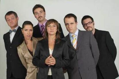 Los reporteros de <i>Noche Hache,</i> con Eva Hache en el centro.