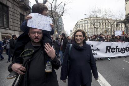 La alcaldesa de Barcelona Ada Colau (d), su compañero Adriá (i) y su hijo Luca , durante la manifestación celebrada hoy en Barcelona bajo el lema "Basta excusas. Acojamos ya", convocada por las entidades que impulsan la campaña "Casa Nostra, Casa Vostra" y que reclama la acogida de refugiados.