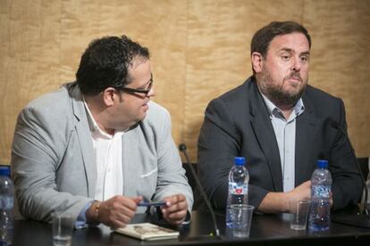 Elena a la izquierda y Junqueras en el Ateneu Barcelon&egrave;s.