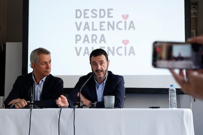 El cocinero Ricard Camarena y el secretario general y director de la Asociación Valenciana de Empresarios (AVE), Diego Lorente, este martes durante la presentación en Valencia de la iniciativa solidaria Desde Valencia para Valencia.