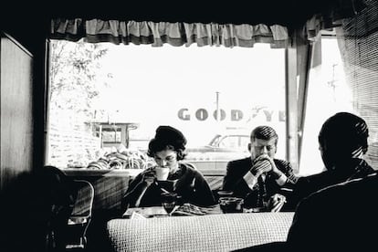 Uno de los momentos de relax más naturales de la pareja Jackie-Jack en la pre-campaña de finales de 1959. La imagen está tomada en un diner de Pendleton (Oregón), cuando el matrimonio aún podía viajar disfrutando de cierto anonimato.