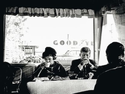 Uno de los momentos de relax más naturales de la pareja Jackie-Jack en la pre-campaña de finales de 1959. La imagen está tomada en un diner de Pendleton (Oregón), cuando el matrimonio aún podía viajar disfrutando de cierto anonimato.