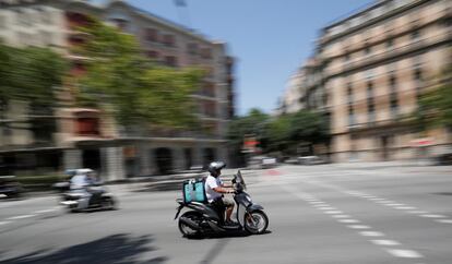 Un repartidor de Deliveroo durante una entrega de un pedido, en 2019 en Barcelona.