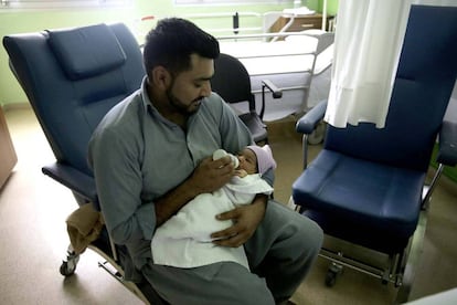 Un padre da el biberón a su bebé recién nacido en San Sebastián. 
